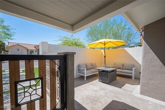 330 E Country Club Dr in Henderson, NV - Foto de edificio - Building Photo