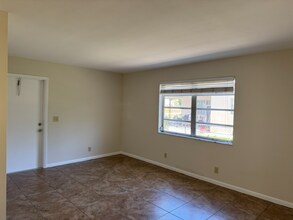 1610 Shirley Ct in Lantana, FL - Foto de edificio - Building Photo