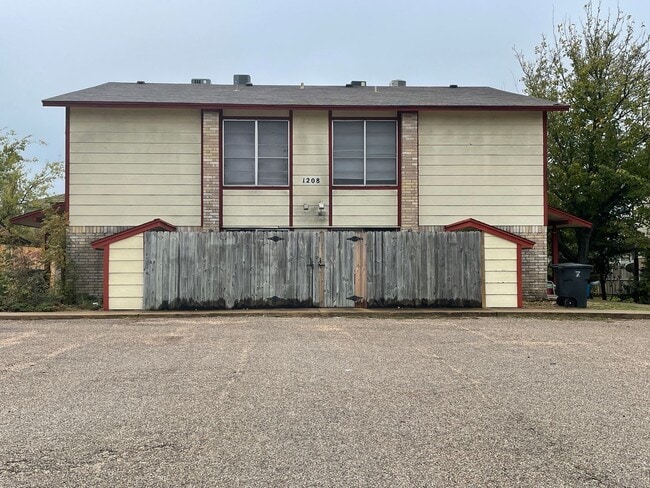 1208 Covey Ln
