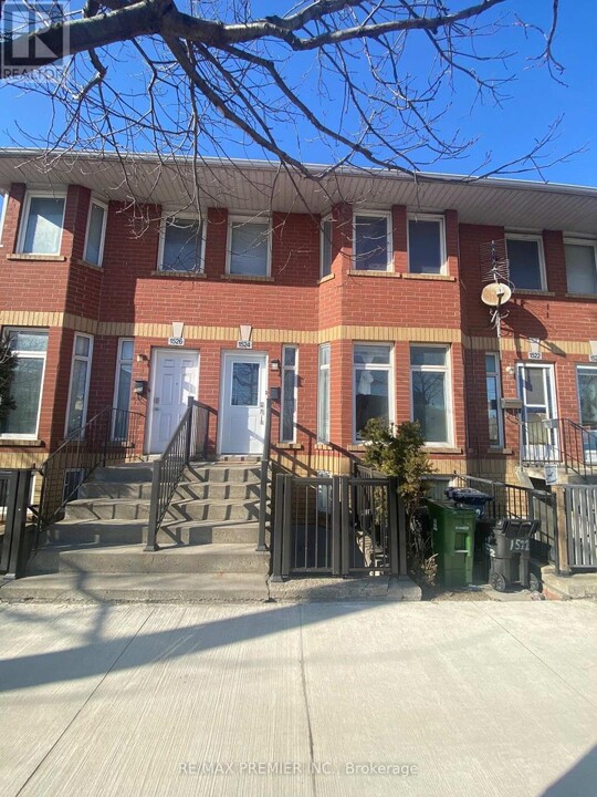 1524 Dupont St in Toronto, ON - Building Photo