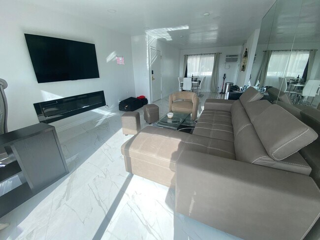 8400 De Longpre Ave, Unit 311 in West Hollywood, CA - Building Photo - Building Photo
