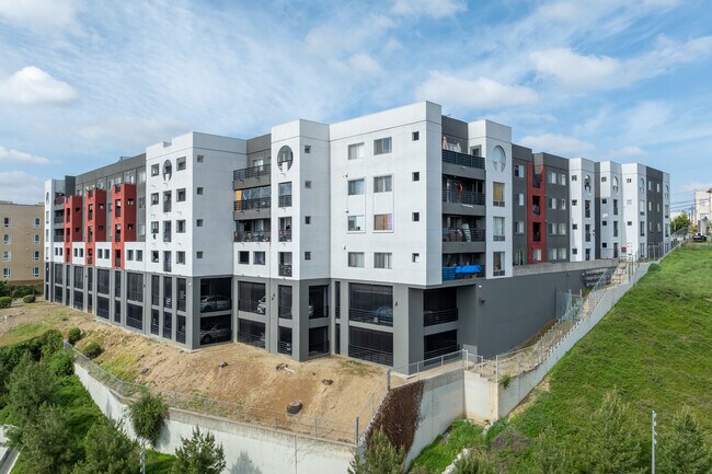 Hillside Villa Apartments in Los Angeles, CA - Foto de edificio - Building Photo