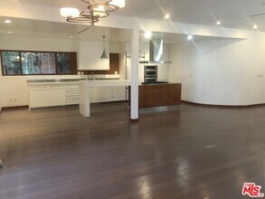 128 S Carson Rd in Beverly Hills, CA - Foto de edificio - Building Photo