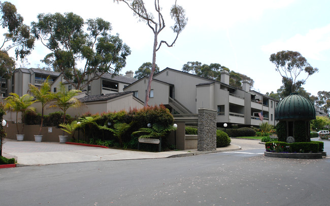 Los Arboles Apartments in Del Mar, CA - Foto de edificio - Building Photo