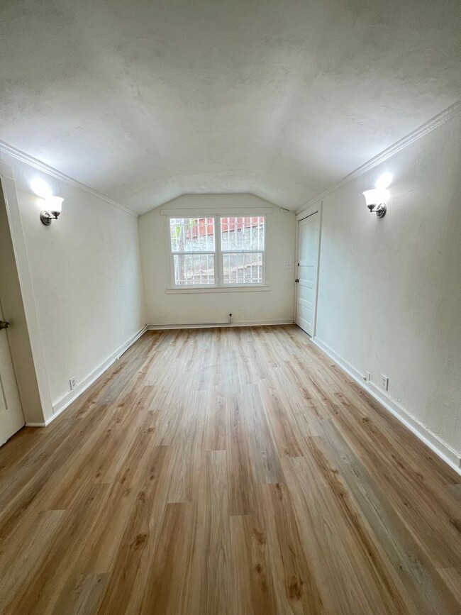 property at 932 E Edgeware Rd