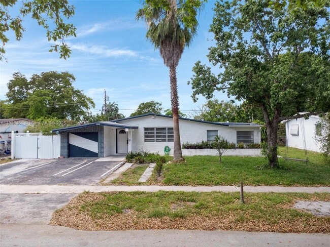 700 SW 67th Ave in Pembroke Pines, FL - Building Photo - Building Photo