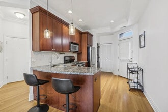 1709 N Crilly Ct in Chicago, IL - Building Photo - Building Photo