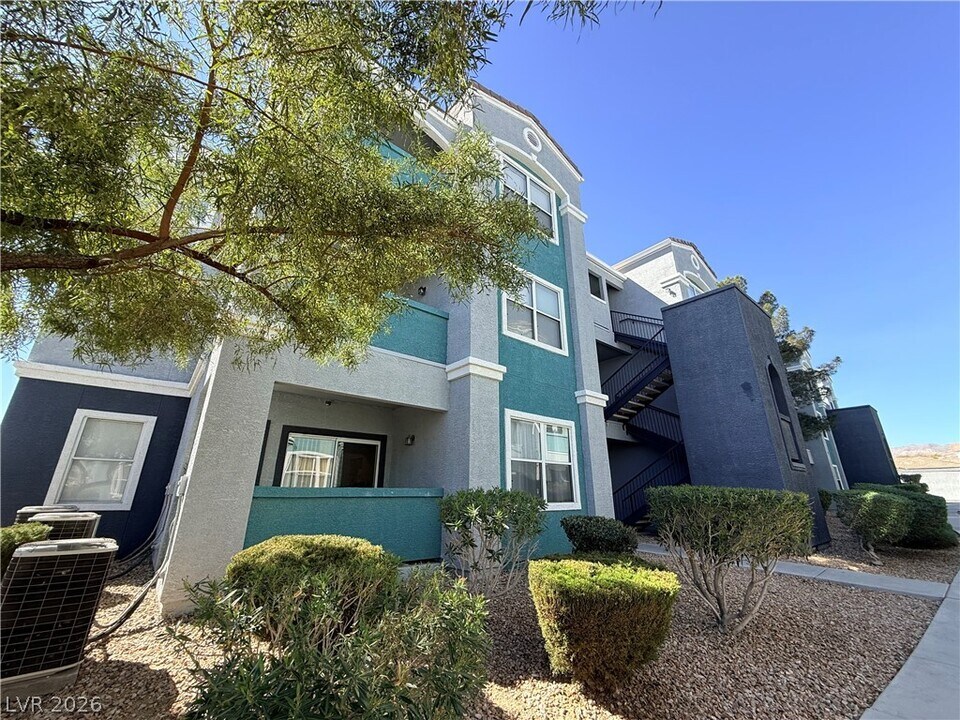 6955 N Durango Dr in Las Vegas, NV - Foto de edificio