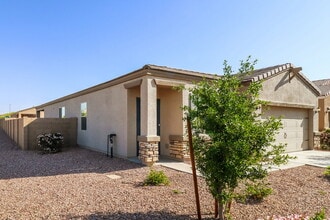 8224 W Encinas Ln in Phoenix, AZ - Building Photo - Building Photo