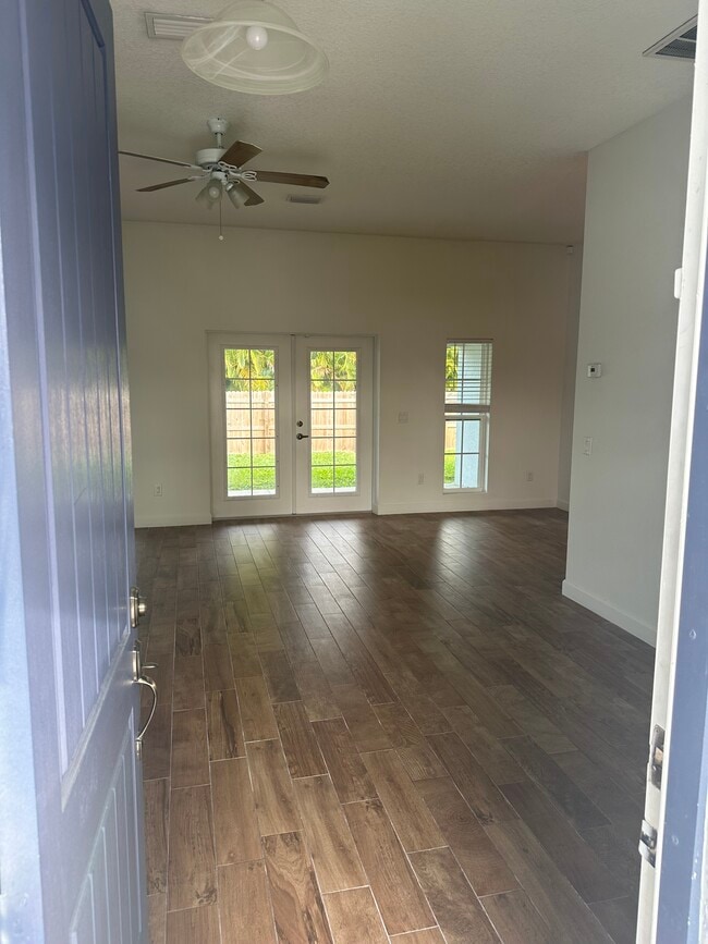 1216 33rd Ave SW in Vero Beach, FL - Foto de edificio - Building Photo