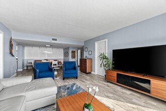 8200 Lakeshore Dr in Hypoluxo, FL - Building Photo - Building Photo