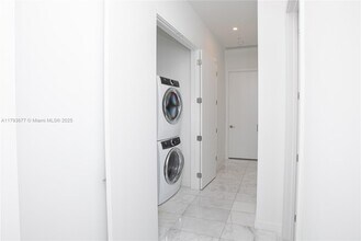 2821 S Bayshore Dr, Unit 20D in Miami, FL - Building Photo - Building Photo