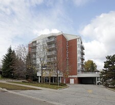1071 Queens Ave in Oakville, ON - Building Photo