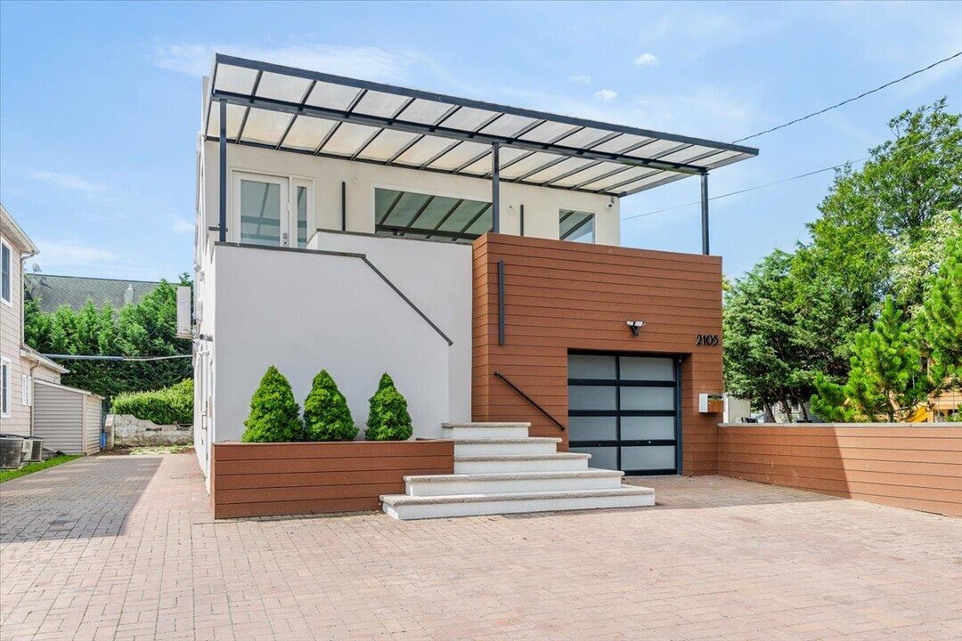 2105 Bay Blvd in Atlantic Beach, NY - Building Photo