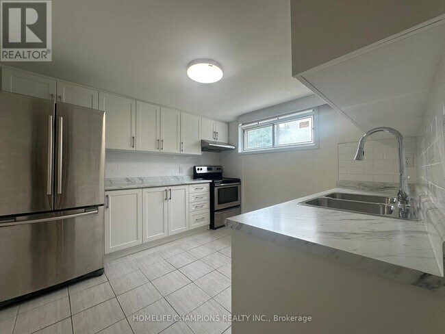 2 Clemson Crescent in Vaughan, ON - Building Photo - Building Photo