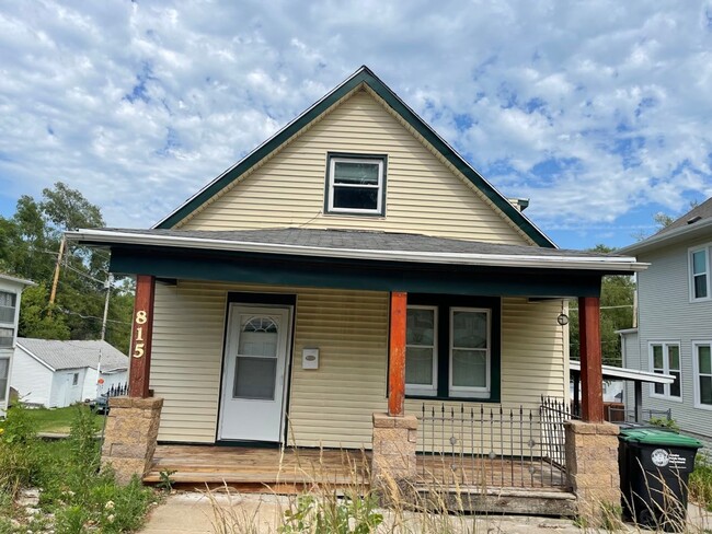 property at 815 S 50th St