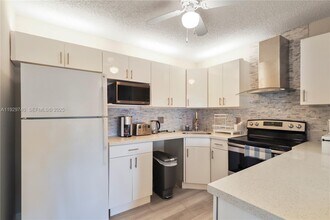 313 Knotty Pine Cir in Greenacres, FL - Building Photo - Building Photo