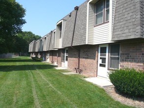 Sunset Terrace in Racine, WI - Foto de edificio - Building Photo