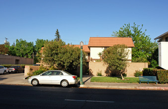 1041 N Fulton St in Fresno, CA - Building Photo - Building Photo