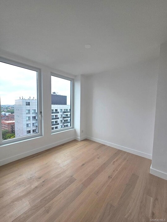 136-18 Maple Ave in New York, NY - Building Photo