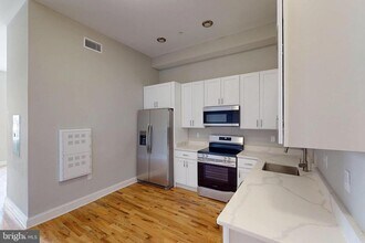 1 E Lexington St in Baltimore, MD - Building Photo - Building Photo