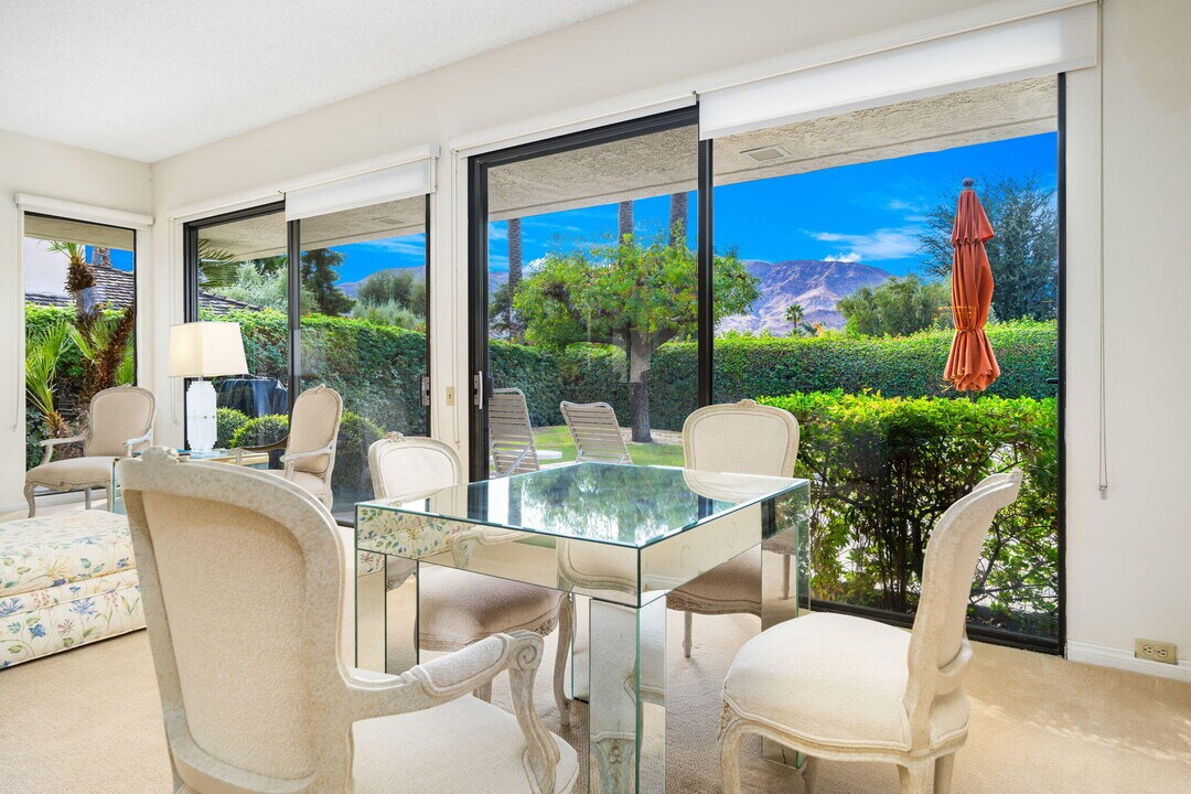 100 Princeton Dr in Rancho Mirage, CA - Foto de edificio