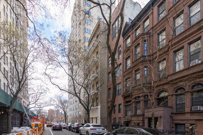 2 W 90th St in New York, NY - Building Photo - Building Photo