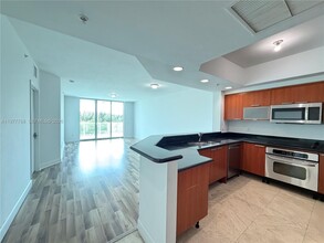 15051 Royal Oaks Ln in North Miami, FL - Building Photo - Building Photo