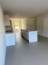 2535 NE 193rd St in Miami, FL - Foto de edificio - Building Photo