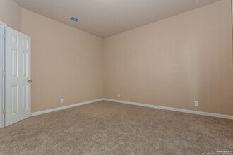 331 Knights Cross Dr in San Antonio, TX - Building Photo - Building Photo