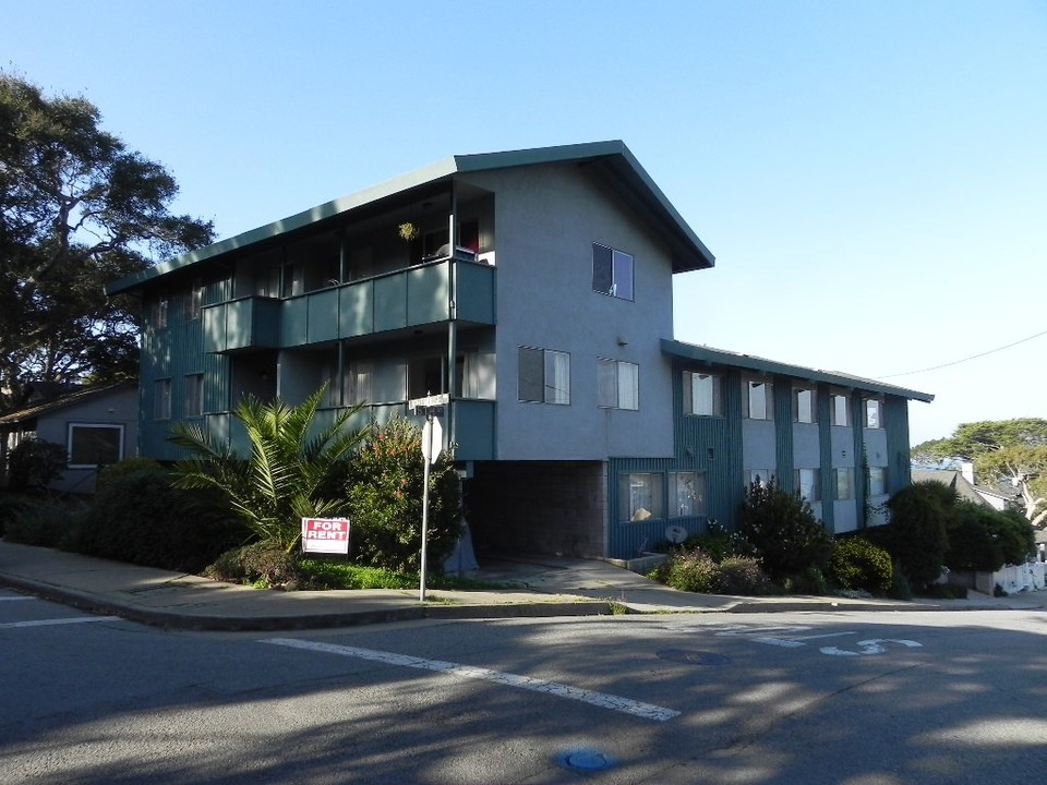 260 Lighthouse Ave in Pacific Grove, CA - Building Photo