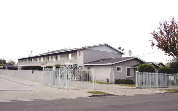 5818-5826 Live Oak St in Bell Gardens, CA - Foto de edificio