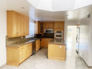 5784 Fairhaven Ave, Unit 772 in Woodland Hills, CA - Building Photo - Building Photo