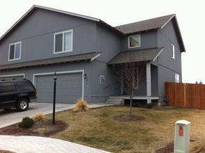 Kierra Place Townhomes in Madras, OR - Foto de edificio - Building Photo