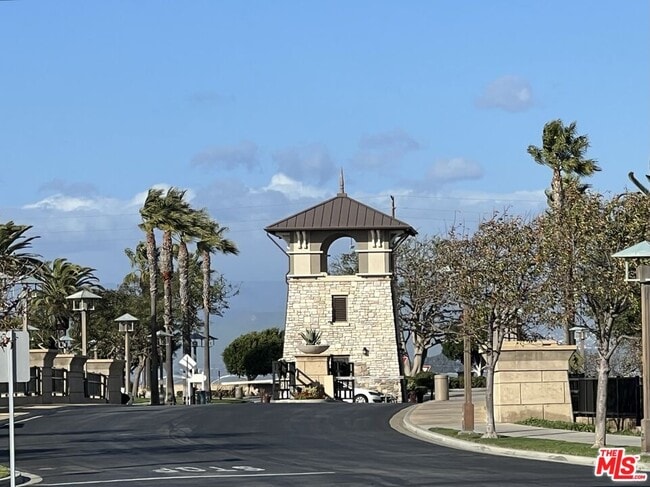 1353 Caspian Way in Oxnard, CA - Building Photo - Building Photo