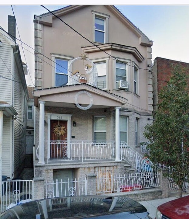 315 44th St in Union City, NJ - Building Photo