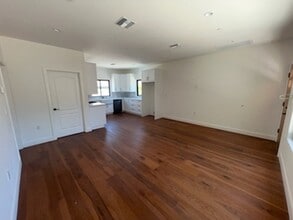 7507 Hesperia Ave in Reseda, CA - Foto de edificio - Building Photo