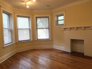 1301 W Columbia Ave, Unit 2 in Chicago, IL - Foto de edificio - Building Photo