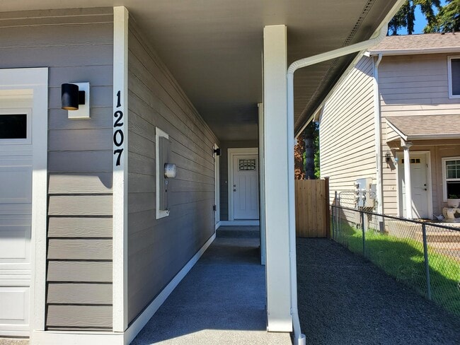 1207 E St SE in Lacey, WA - Building Photo - Building Photo