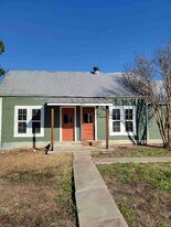 206 N Donohue St in Granger, TX - Building Photo