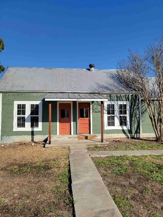 206 N Donohue St in Granger, TX - Building Photo