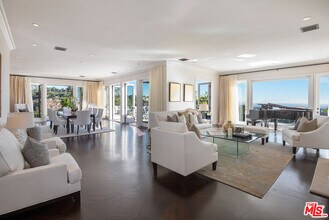 980 Stradella Rd in Los Angeles, CA - Building Photo - Building Photo