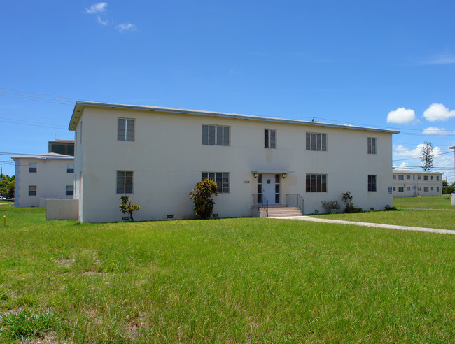 Delux Court Apartments in North Miami, FL - Building Photo - Building Photo