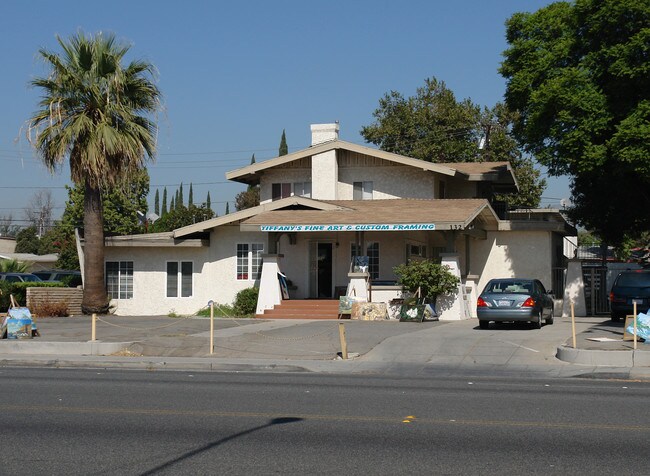 132 W Foothill Blvd in Rialto, CA - Foto de edificio - Building Photo