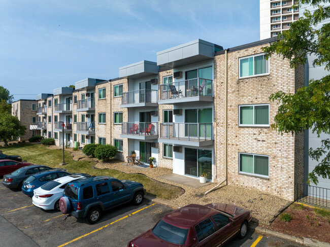 Chateau Montreal in St. Paul, MN - Foto de edificio - Building Photo