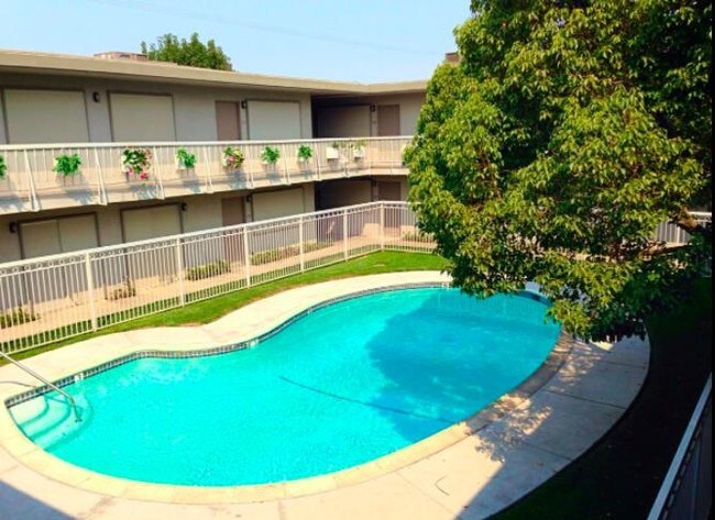 Courtyard Apartments in Stockton, CA - Foto de edificio - Building Photo