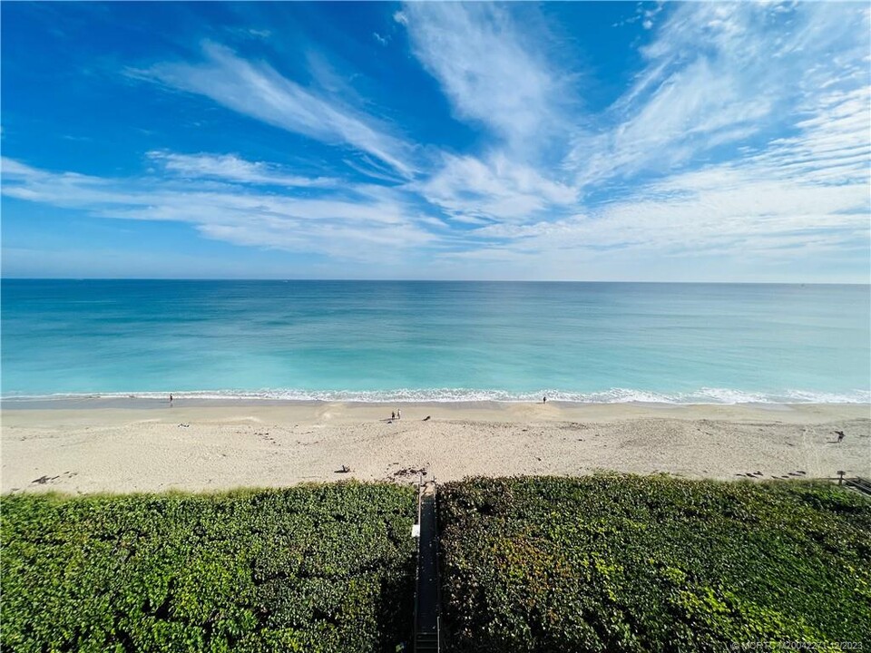 9900 S Ocean Dr in Jensen Beach, FL - Building Photo