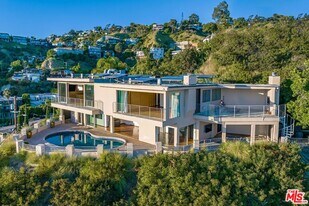 8825 Hollywood Blvd in Los Angeles, CA - Building Photo