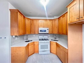 537 E 5th St, Unit 2 in Brooklyn, NY - Building Photo