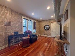 1946 W Newport Ave in Chicago, IL - Building Photo - Building Photo